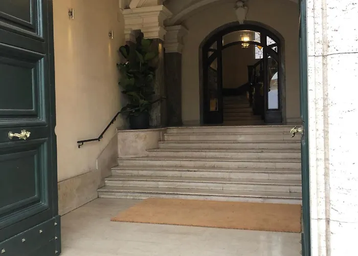 Palazzo Marescalchi Belli, Vicino Piazza Di Spagna